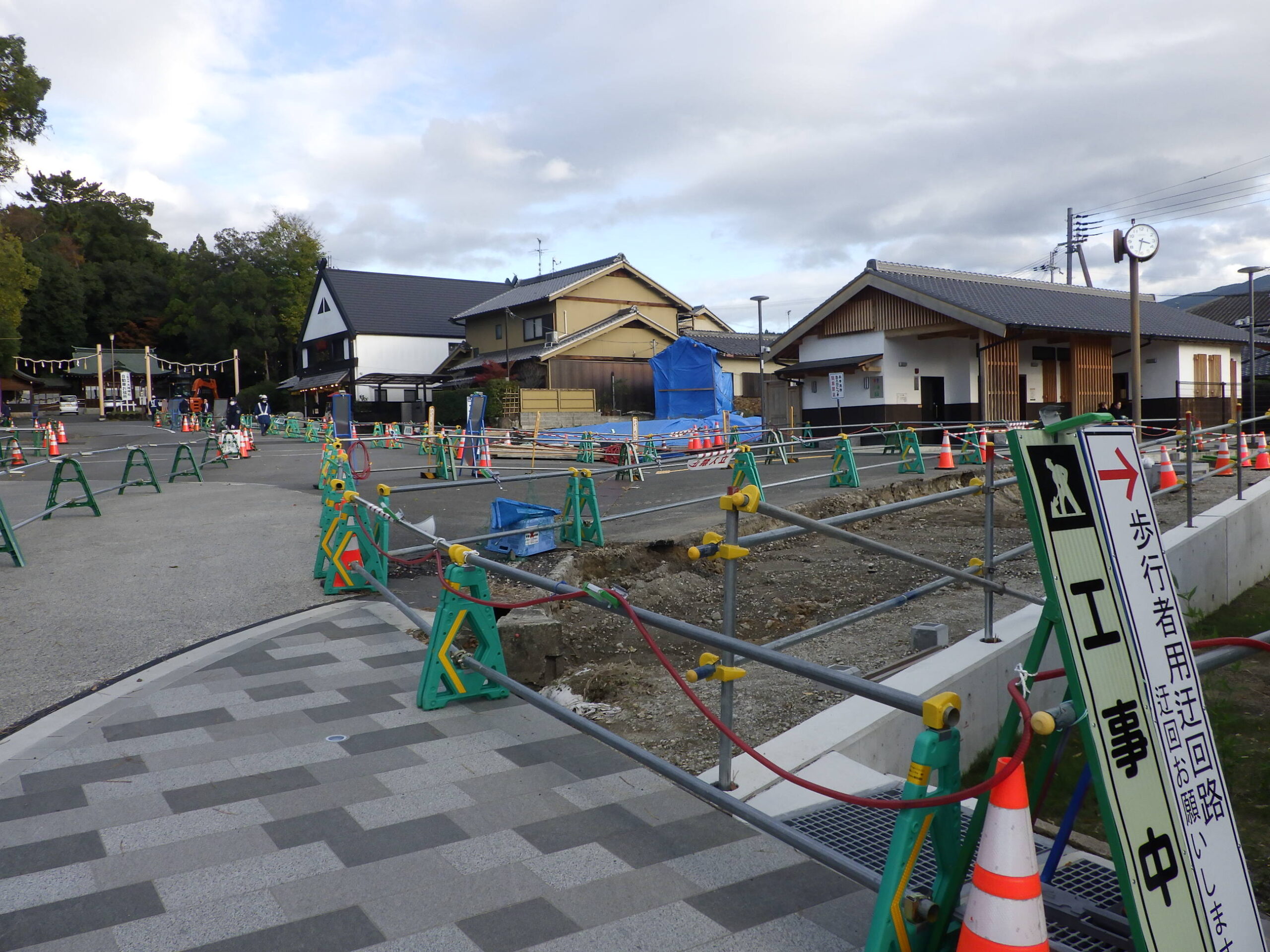 三輪山線　南側側道工事（無電柱化（都づくり））