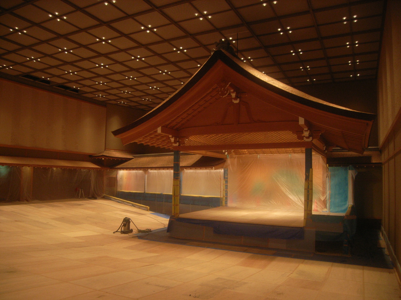 奈良春日野国際ﾌｫｰﾗﾑ本館特定天井改修工事