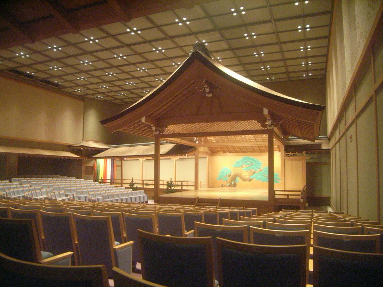 奈良春日野国際フォーラム本館特定天井改修工事