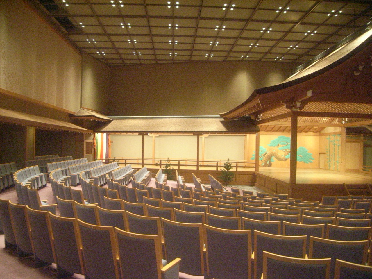 奈良春日野国際フォーラム本館特定天井改修工事