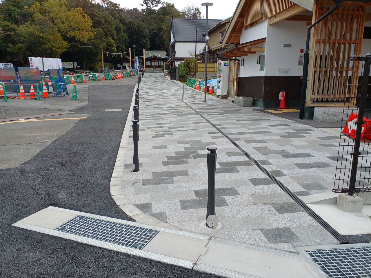 三輪山線　南側側道工事（無電柱化（都づくり））