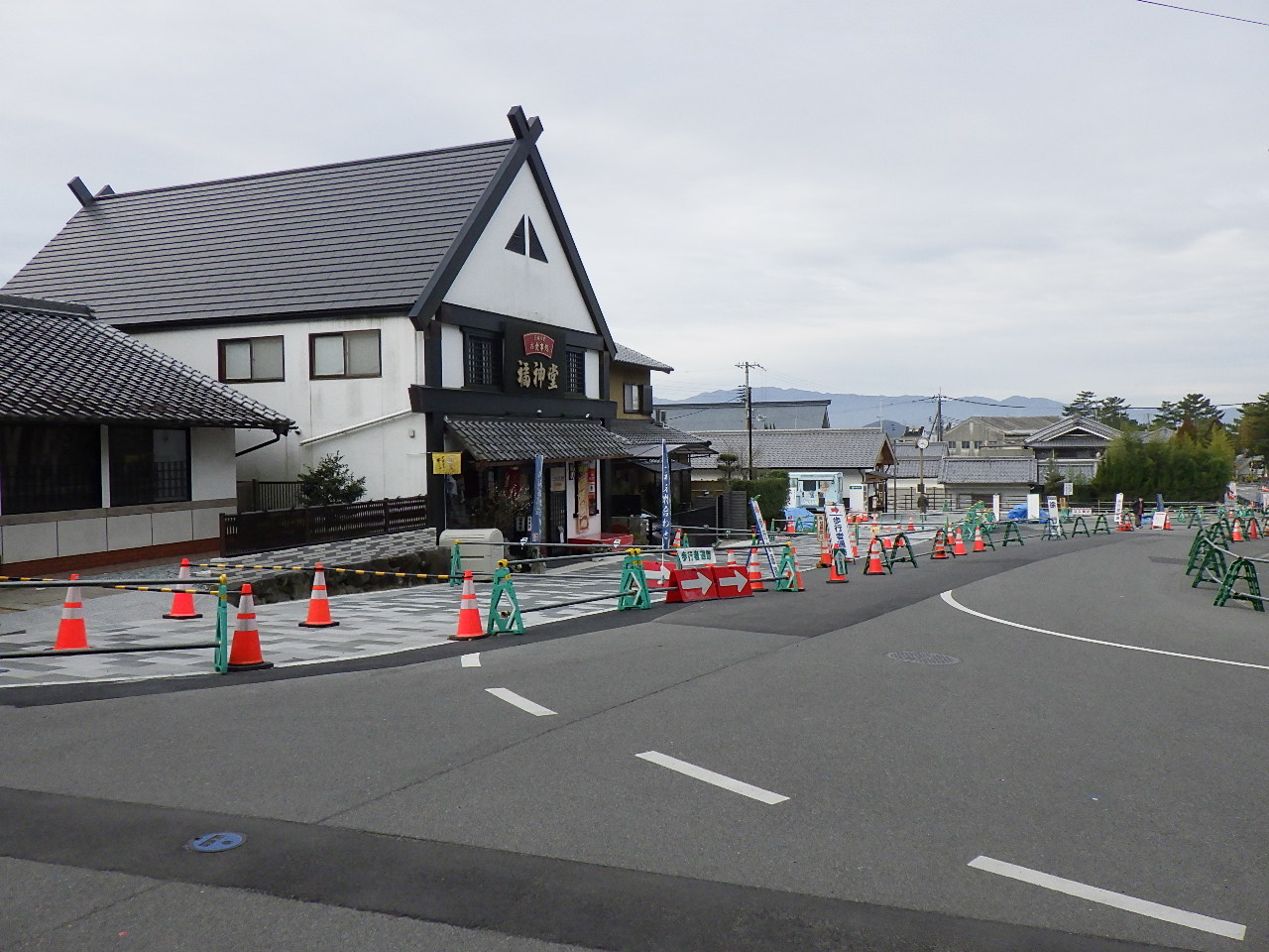三輪山線　南側側道工事（無電柱化（都づくり））